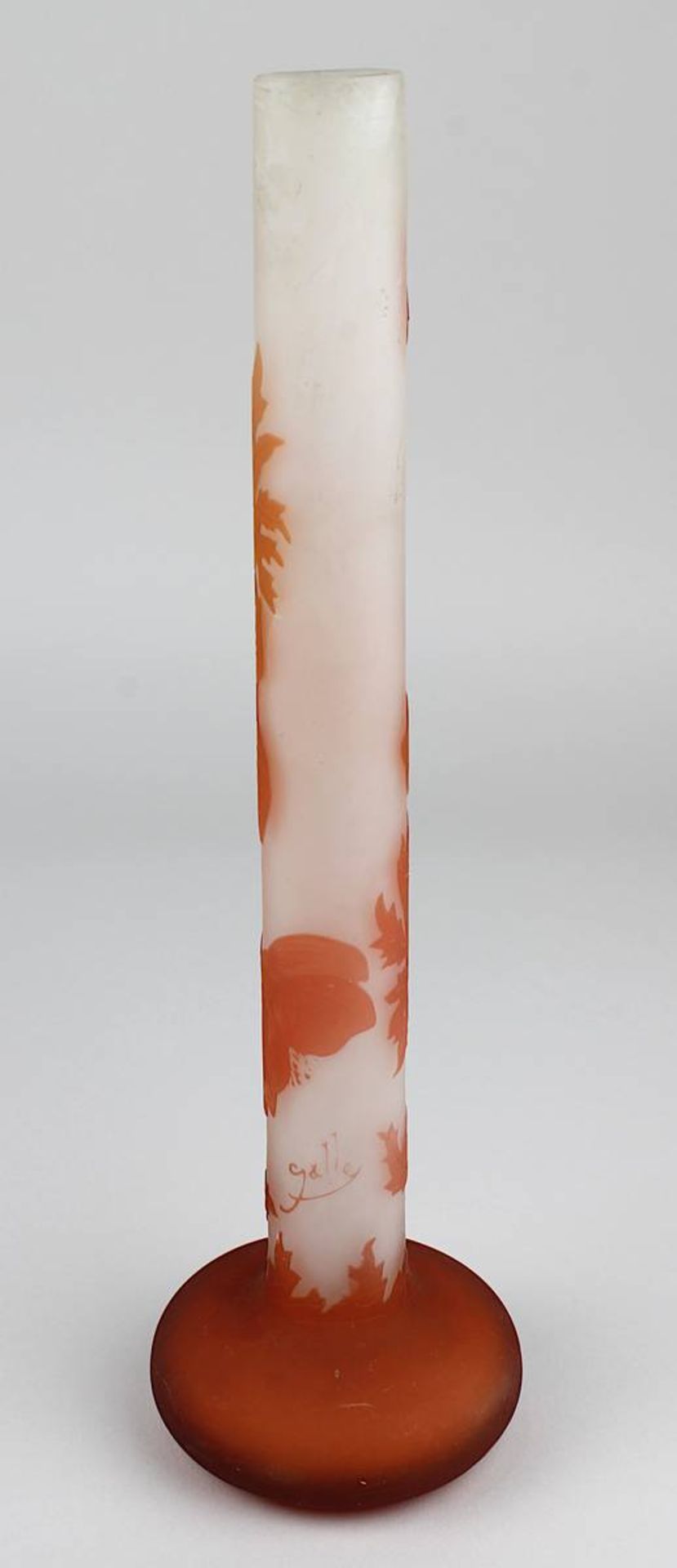 Jugendstil Gallé Stangen-Vase mit Mohndekor, Nancy 1906 - 1914, matt geätzter Klarglaskorpus, im - Image 3 of 4