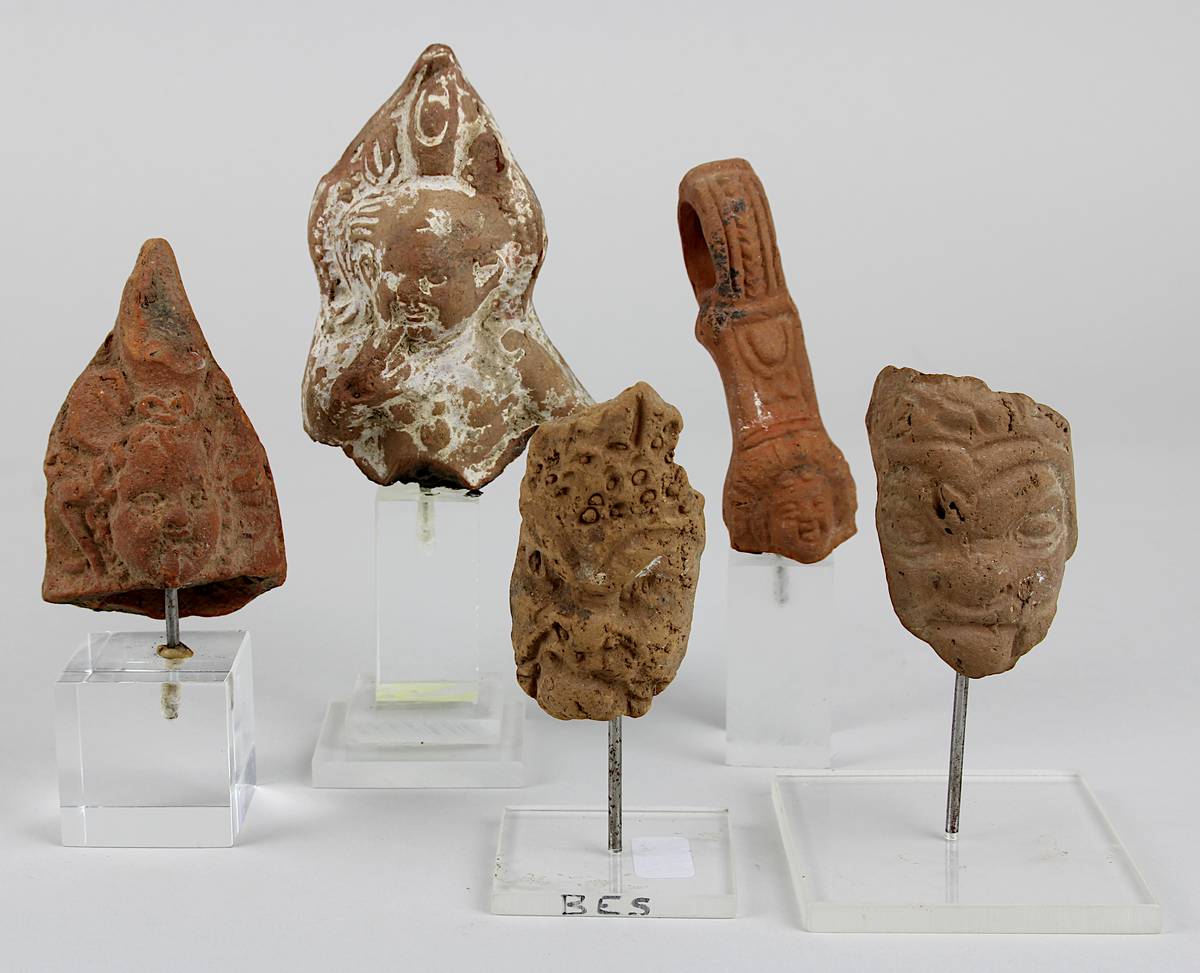 5 Kopf-Fragmente von Terracotta-Figuren, Ägypten, ptolemäisch / römisch, alle auf Kunststoffsockeln,