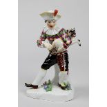 Meissen Porzellanfigur Harlekin mit Mops als Drehleier, aus der Commedia dell'arte, Entwurf Johann