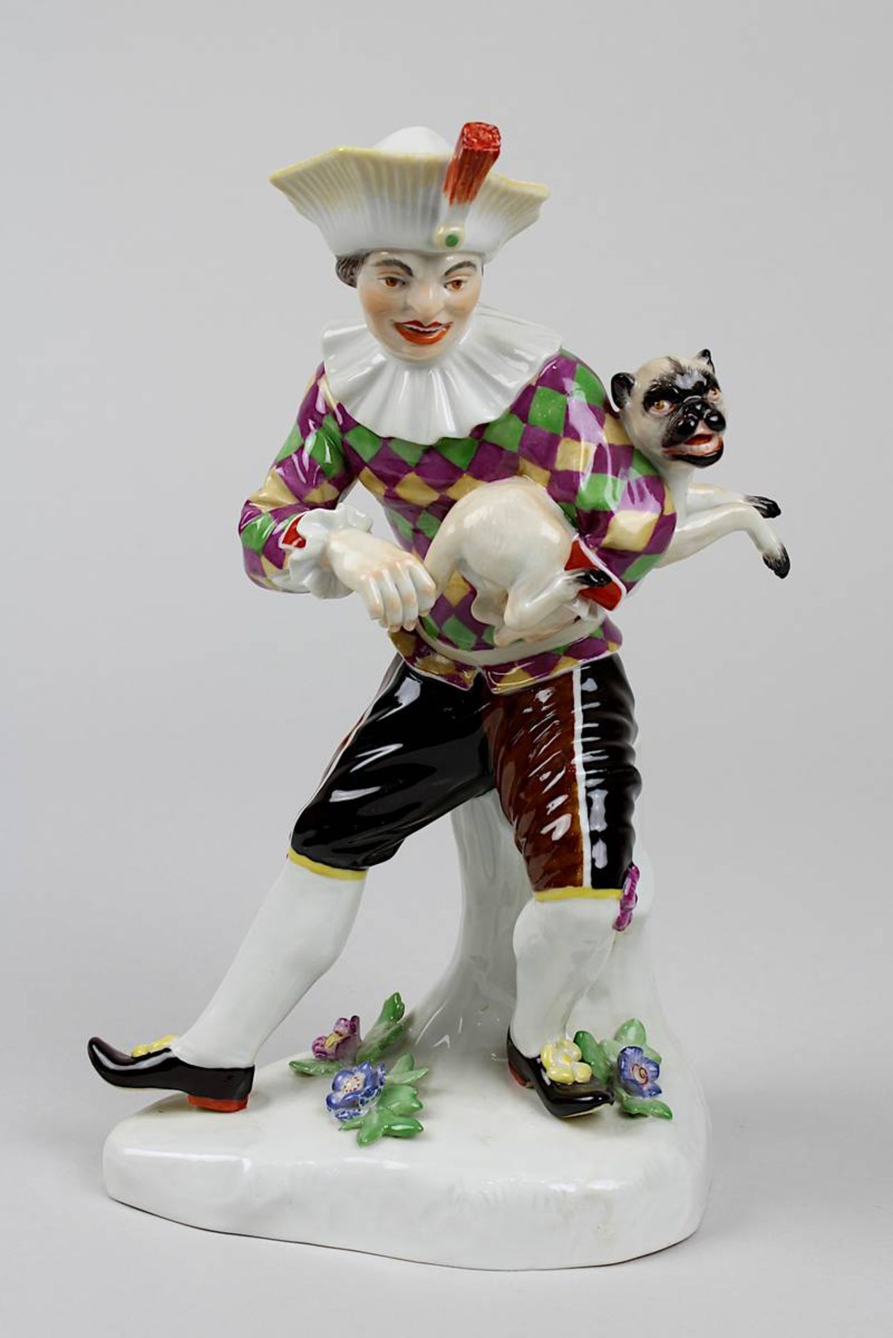 Meissen Porzellanfigur Harlekin mit Mops als Drehleier, aus der Commedia dell'arte, Entwurf Johann