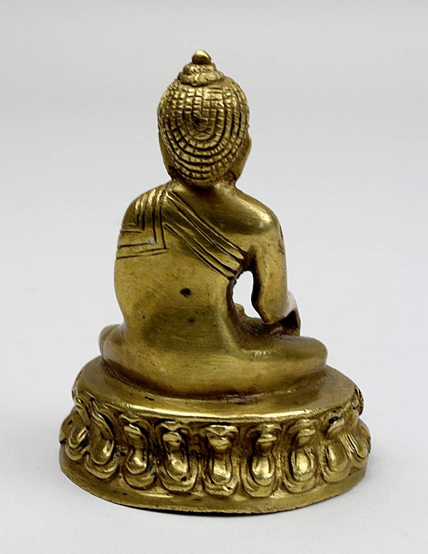 Kleiner Buddha, Himalaya, 19. Jh., Bronze vergoldet, Buddha im Lotussitz auf Lotusblütensockel, Gest - Bild 4 aus 5