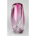 Große Vase Val-Saint-Lambert, Belgien um 1960, frei geformtes klares Kristallglas mit rosafarbenem