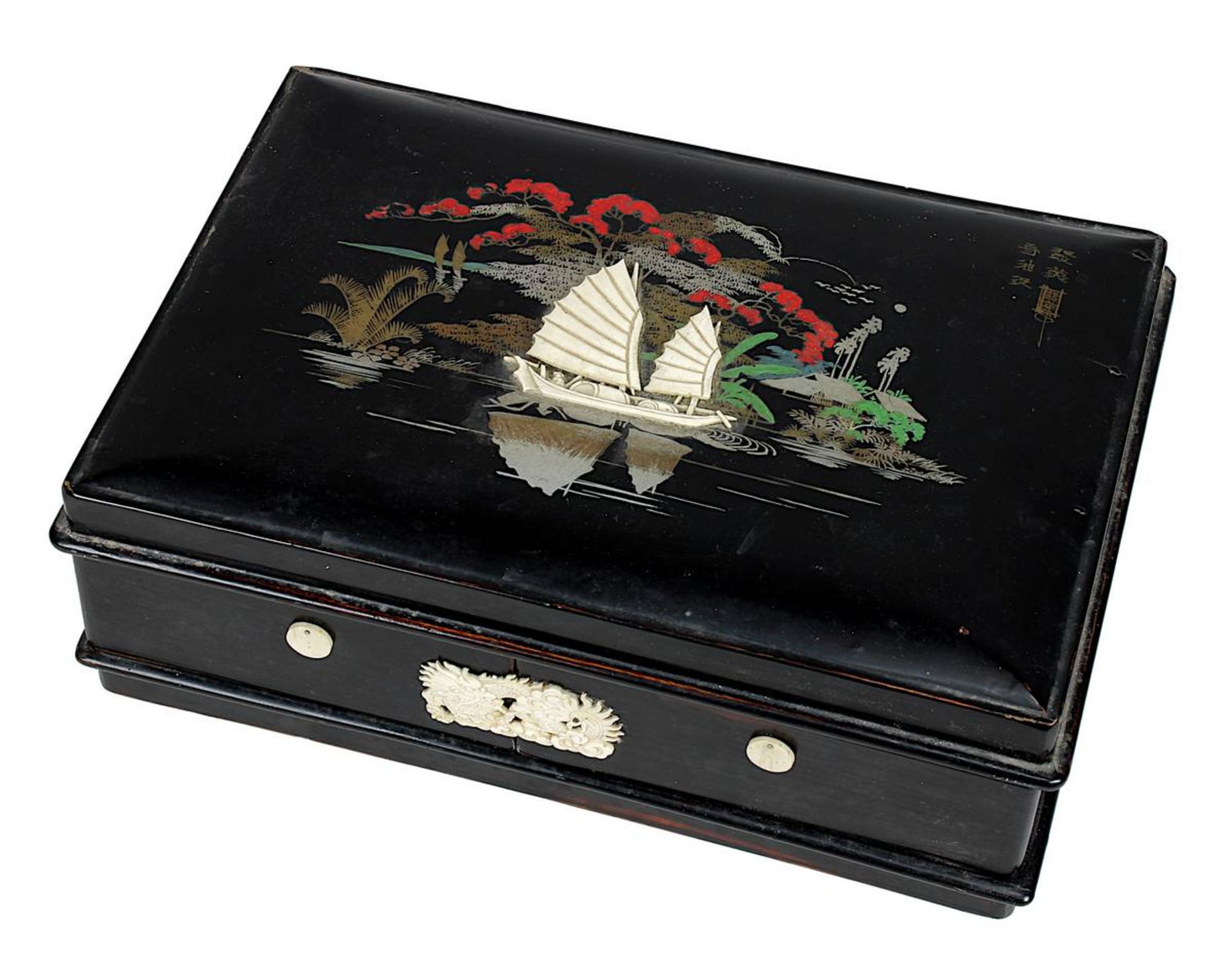 Lack-Schminkschatulle, China um 1900, schwarz lackiertes Holz, anscharnierter Deckel, mit gemaltem F