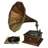 Trichter-Grammophon mit 12 Schellackplatten, Italien um 1920, La voce del Padrone, Holzgehäuse mit