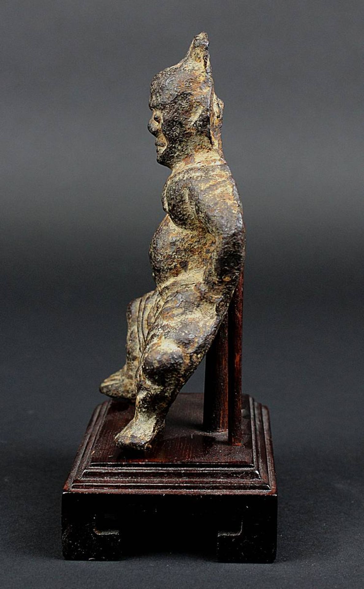 Kleine Wächterfigur aus Eisen, China, Ming-Zeit, plastische Figur eines sitzenden Wächters, mit oxid - Bild 2 aus 4