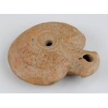 Froschlampe aus Ton, Ägypten, römisch, mit reliefierter stilisierter Froschfigur hinter dem