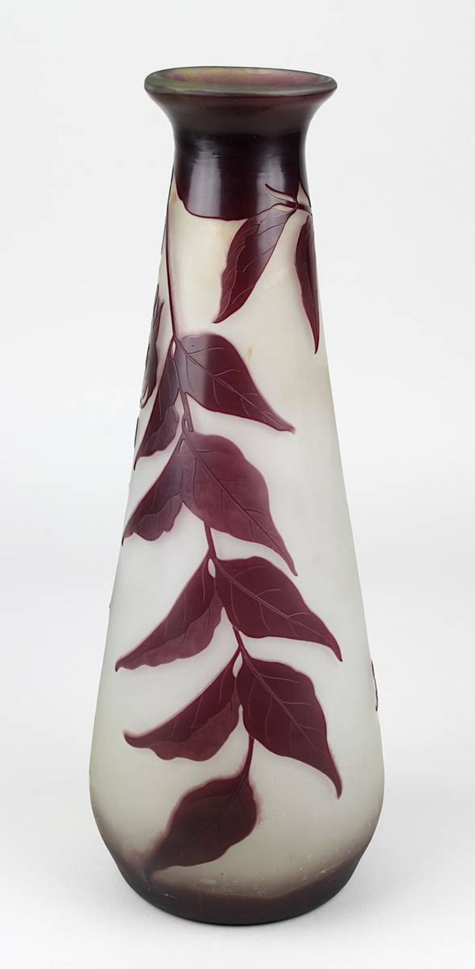 Gallé Jugendstil-Vase mit Glyciniendekor, Nancy 1906-14, keulenförmiger Klarglaskorpus innen mit - Image 3 of 4