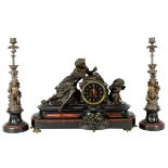 Pendulenuhr mit Bronzefiguren und zwei Beistellern, Frankreich um 1860, schwarzer Schiefersockel mit