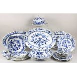 Konvolut Meissen Zwiebelmuster, 19./20. Jh., 25 Teile, bestehend aus: Deckelterrine 32,5 x 26 cm,