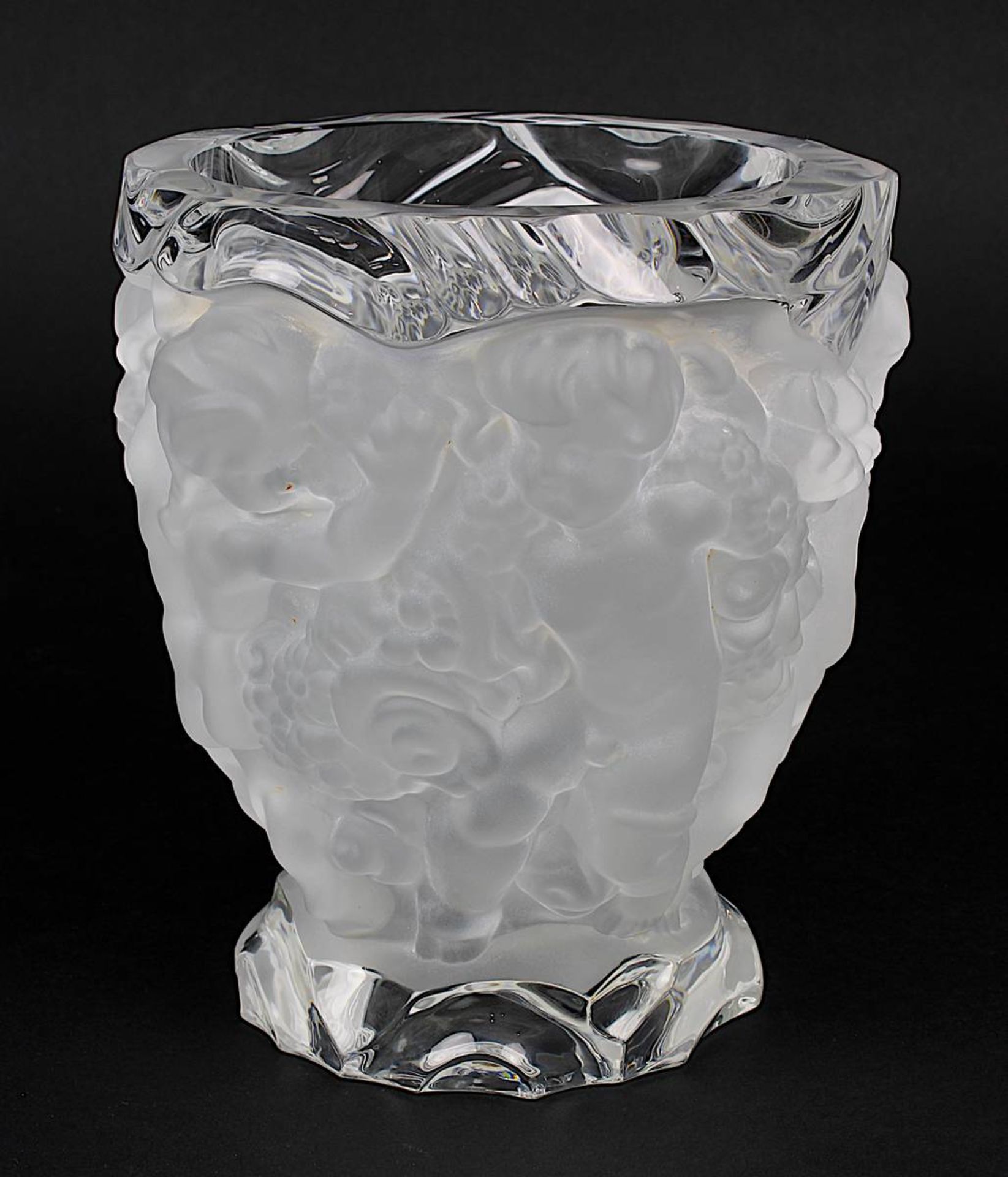 Kristall-Vase mit Puttenreigen-Dekor, wohl Heinrich Hoffmann, Gablonz Böhmen um 1980, schwerer - Image 2 of 3