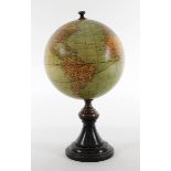 Miniatur-Globus, USA 1921, gedrechselter Holzfuß mit 2 Messinghalterungen, dazwischen runde Kugel