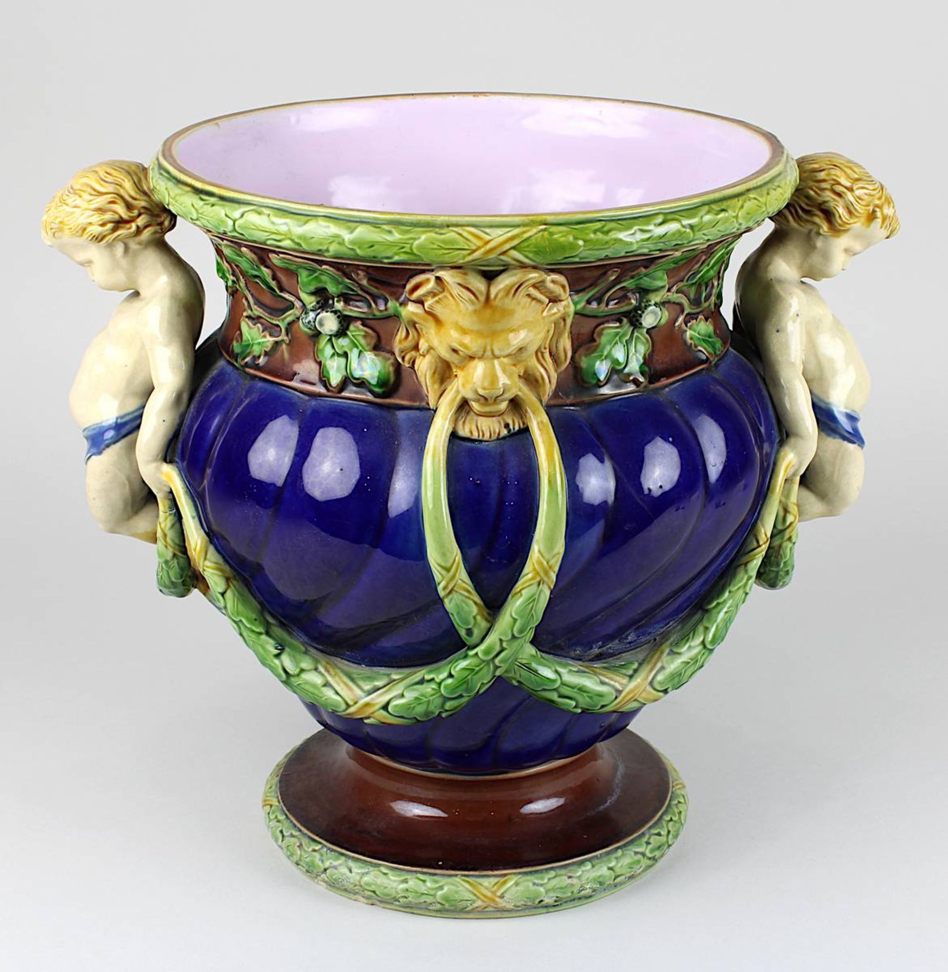 Steingut-Cachepot mit Faunkindern, Frankreich um 1880, Keramik, heller Scherben, Wandung mit zwei