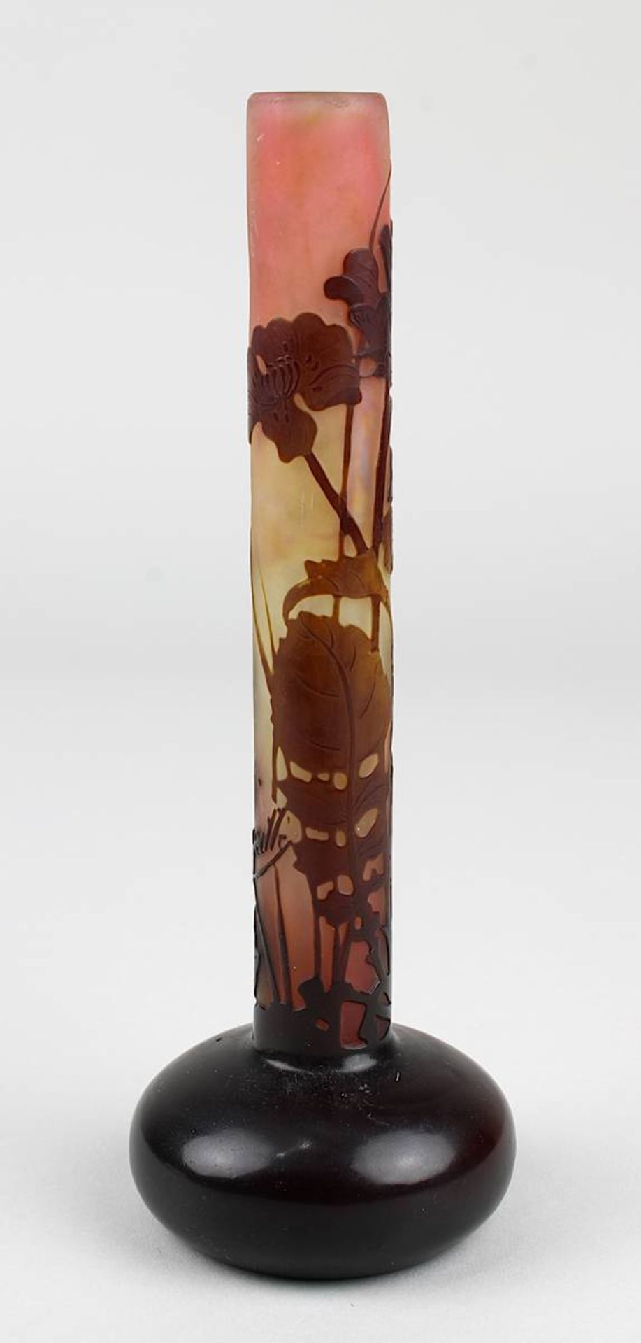 Kleine Gallé Jugendstil-Stangenvase, Nancy um 1920, Klarglaskorpus mit lachsfarbenem Unterfang, - Image 4 of 4
