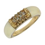 Gelbgold-Ring mit Diamanten und Elfenbein, Juwelier Christ um 1990, Ringschiene gestempelt 585,