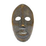 Gesichtsmaske der Dan, Côte d'Ivoire, helles Holz dunkel gefärbt, schmales Gesicht mit großen oval
