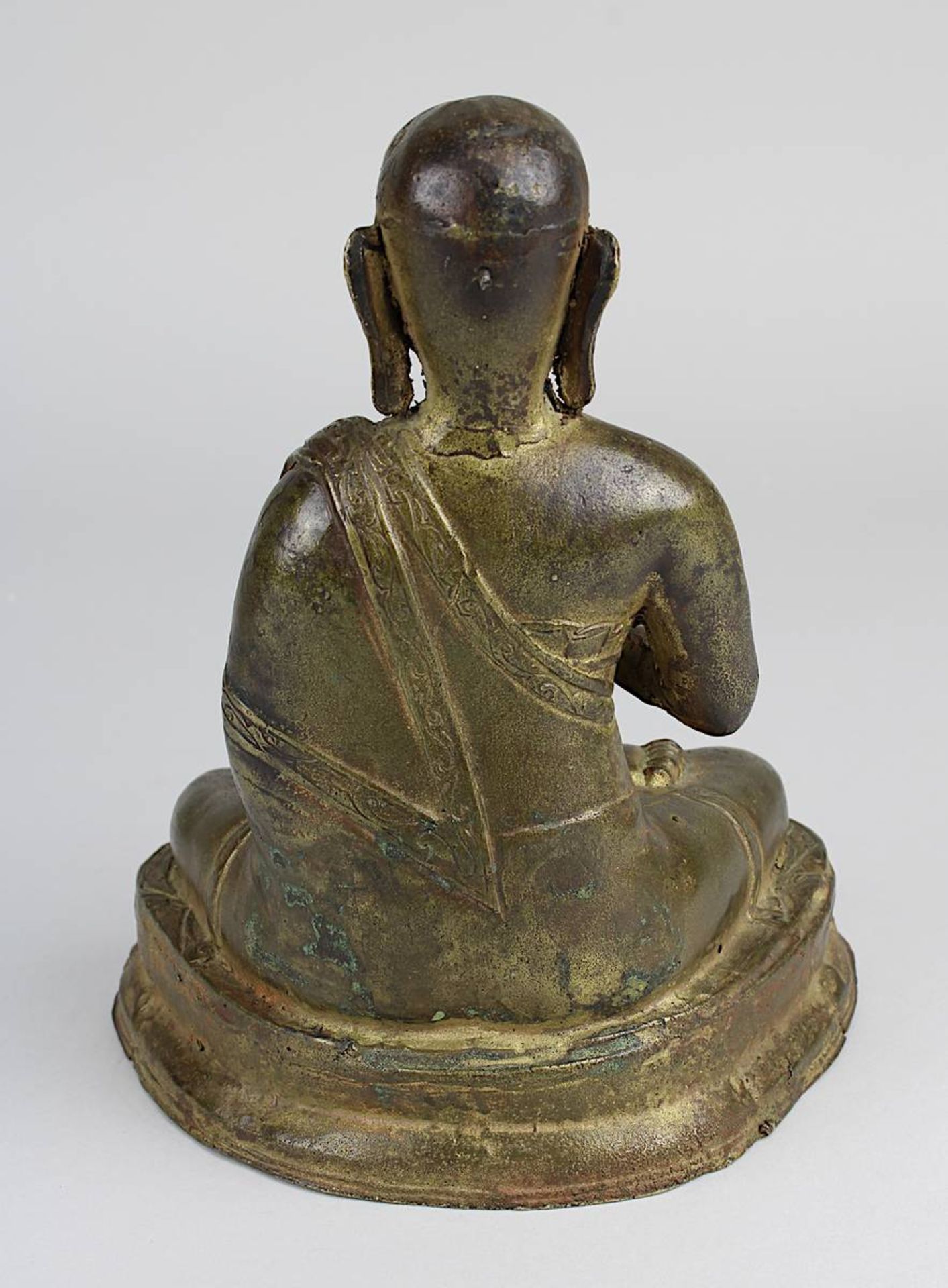 Figur eines buddhistischen Mönchs, Tibet 17/18 Jahrhundert, Mönch sitzend auf Lotosthron, in der - Image 3 of 5