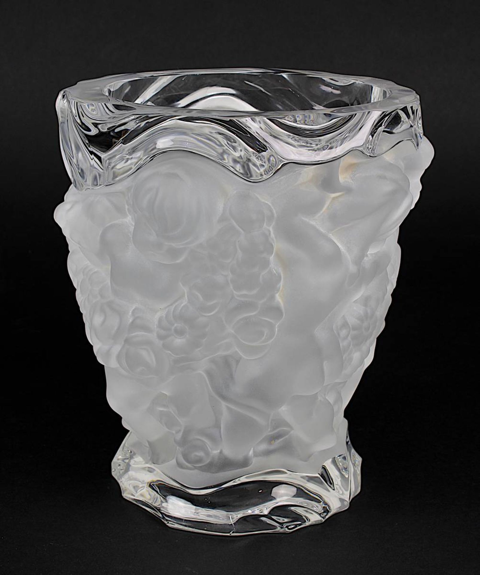 Kristall-Vase mit Puttenreigen-Dekor, wohl Heinrich Hoffmann, Gablonz Böhmen um 1980, schwerer - Image 3 of 3