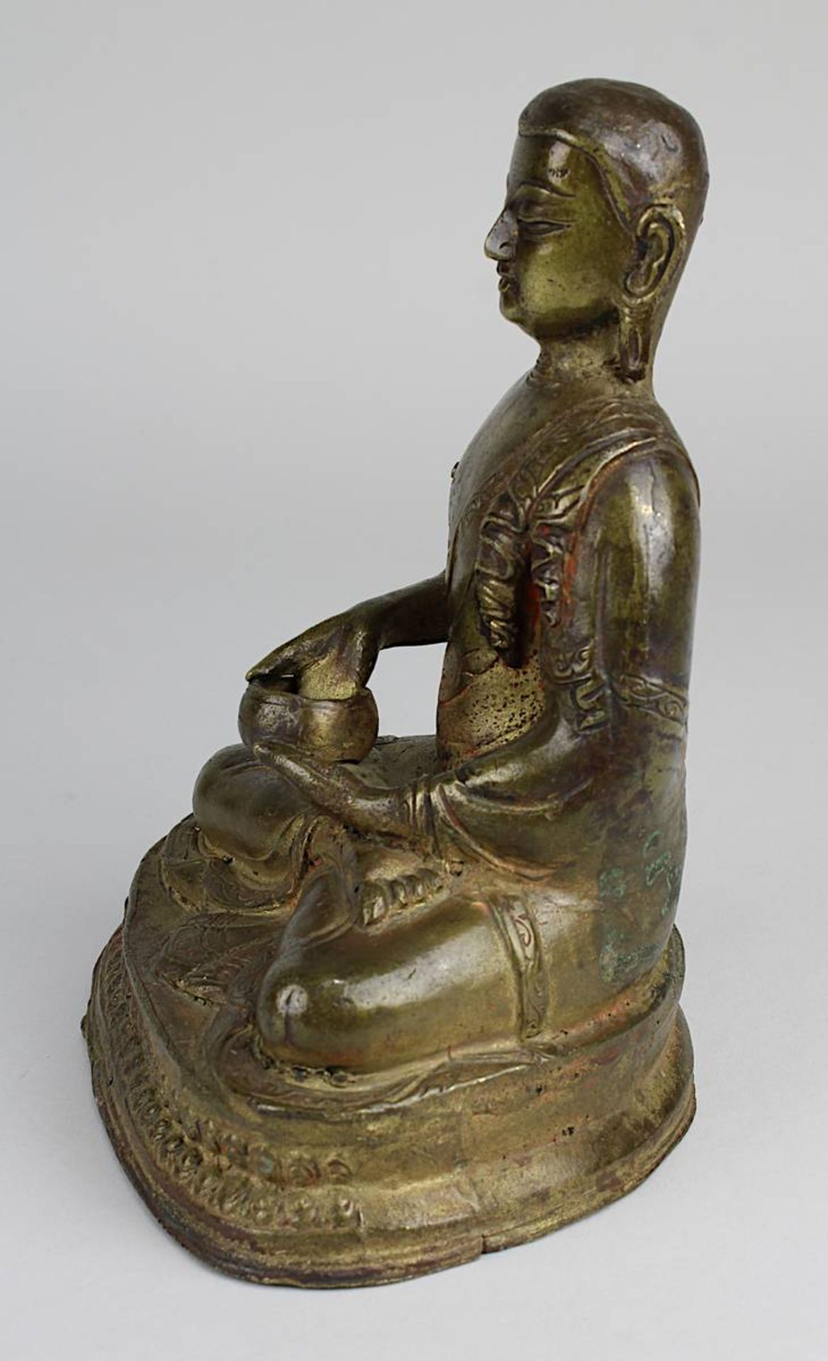 Figur eines buddhistischen Mönchs, Tibet 17/18 Jahrhundert, Mönch sitzend auf Lotosthron, in der lin - Bild 2 aus 5