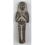 Stehende Figur aus grauem Ton, Ägypten, mit Resten eines hellen Überzugs, Figur mit gelockter