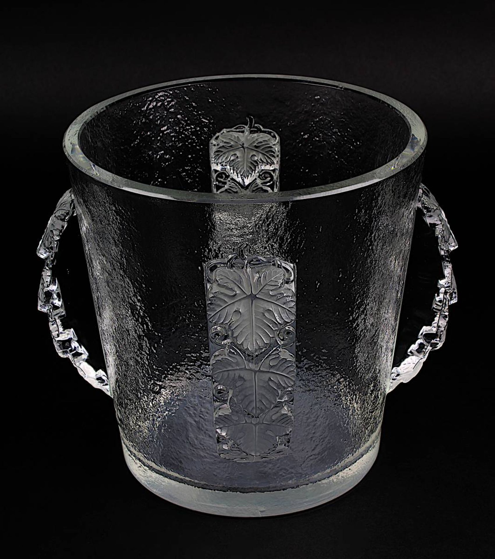 Lalique Champagnerkühler Epernay, 2. H. 20. Jh., Entwurf 1938, klares Kristallglas, Weinblätter