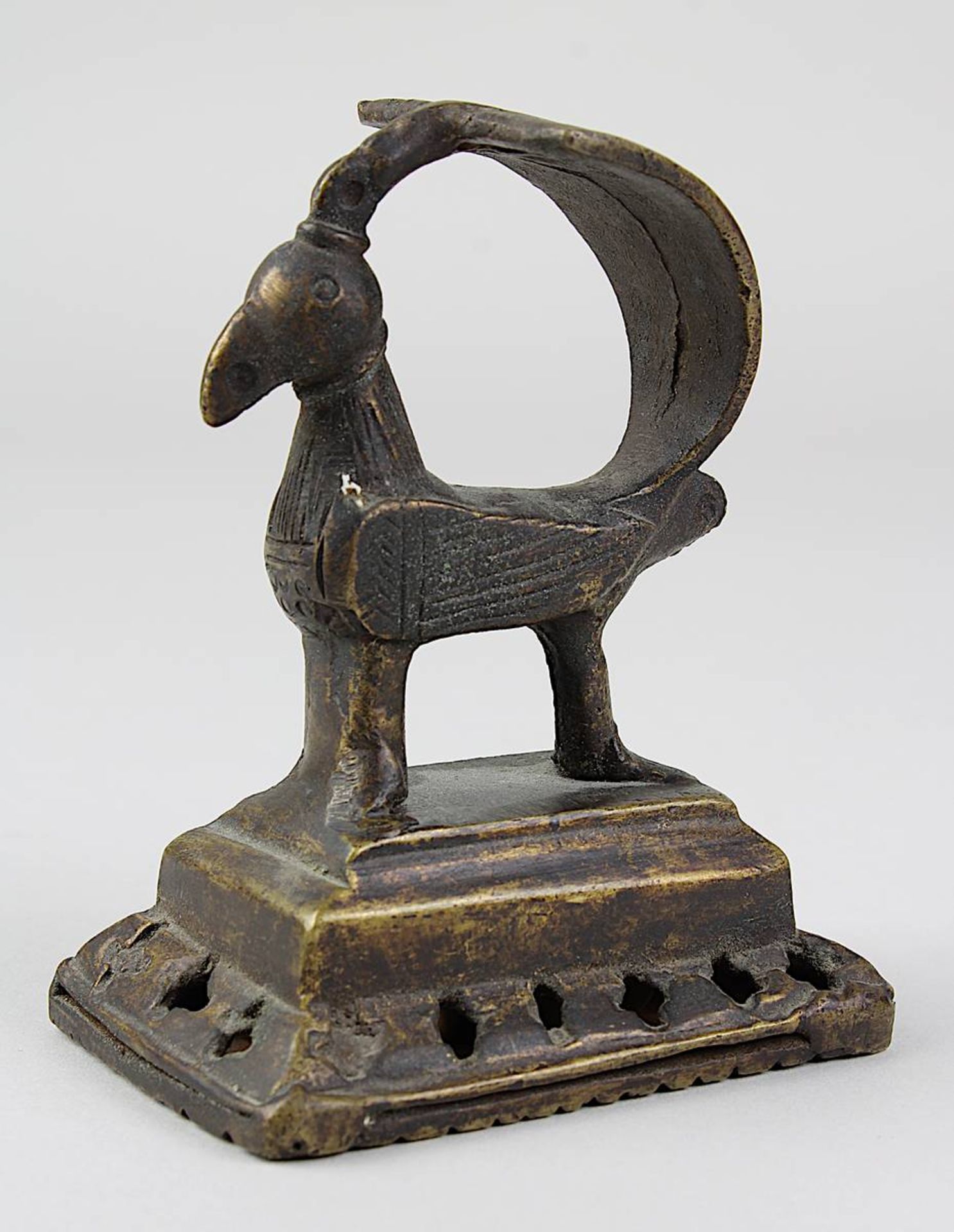 Rassel in Form eines stilisierten Vogels, Bronzeguss, Indien, H 9 cm, B 5 cm. 2756-025