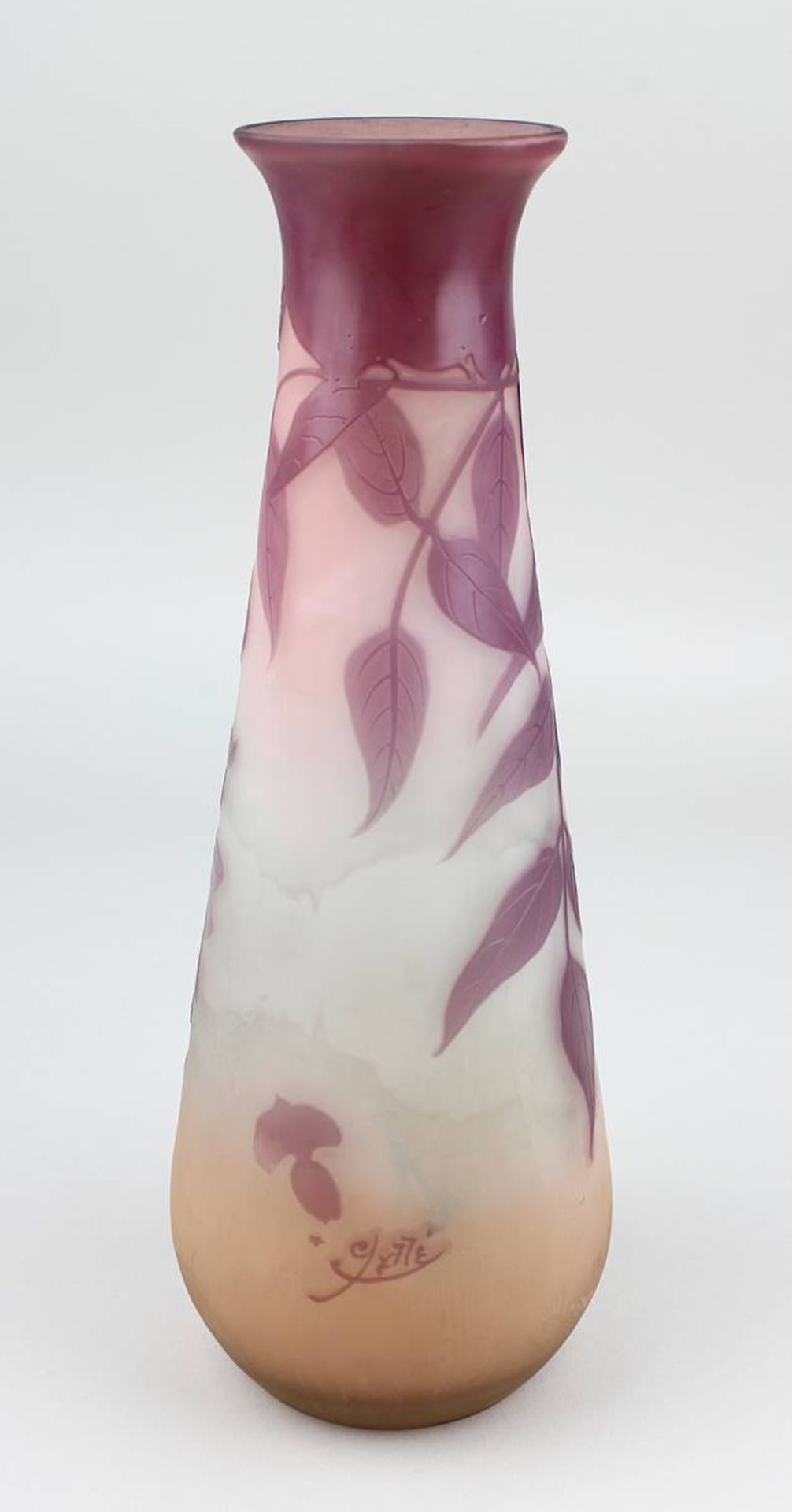 Gallé Jugendstil-Vase mit Glyziniendekor, Nancy 1904 - 1906, keulenförmiger Klarglaskorpus, innen - Image 2 of 4