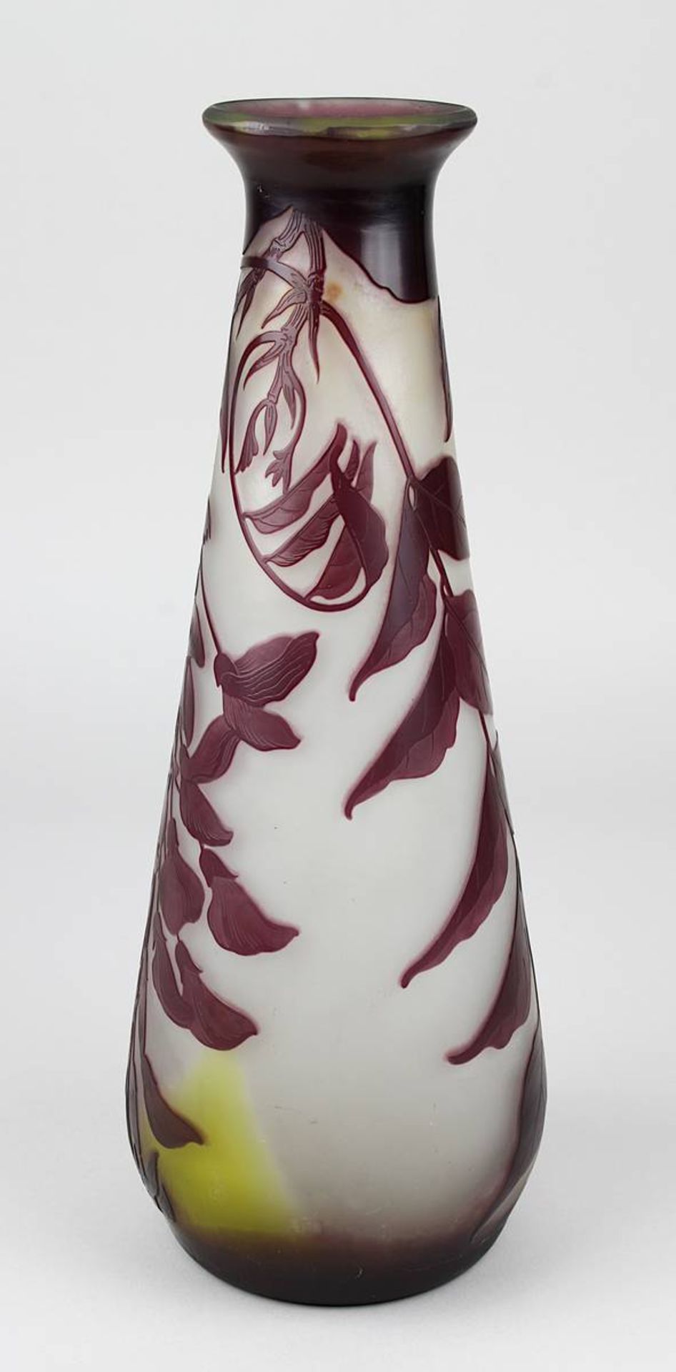 Gallé Jugendstil-Vase mit Glyciniendekor, Nancy 1906-14, keulenförmiger Klarglaskorpus innen mit - Image 2 of 4