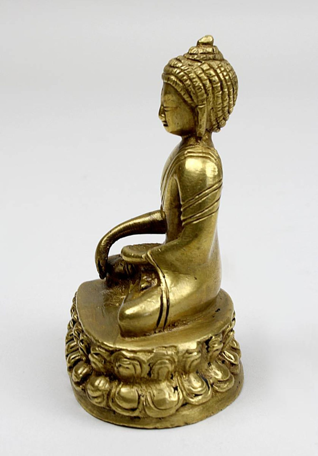 Kleiner Buddha, Himalaya, 19. Jh., Bronze vergoldet, Buddha im Lotussitz auf Lotusblütensockel, Gest - Bild 3 aus 5