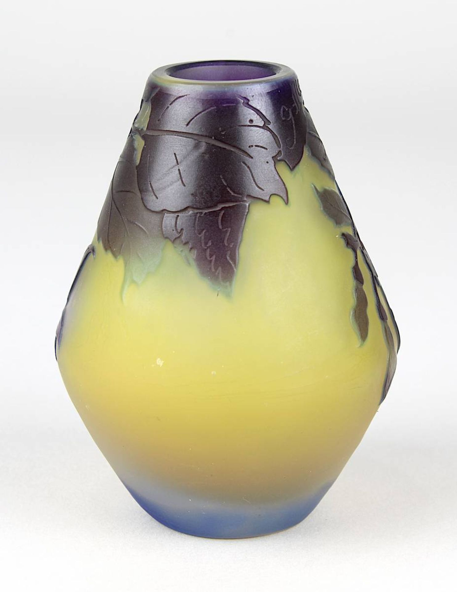 Kleine Gallé Jugendstil-Vase mit Fuchsiendekor, Nancy 1914-20, Klarglaskorpus innen mit gelbem - Image 3 of 4
