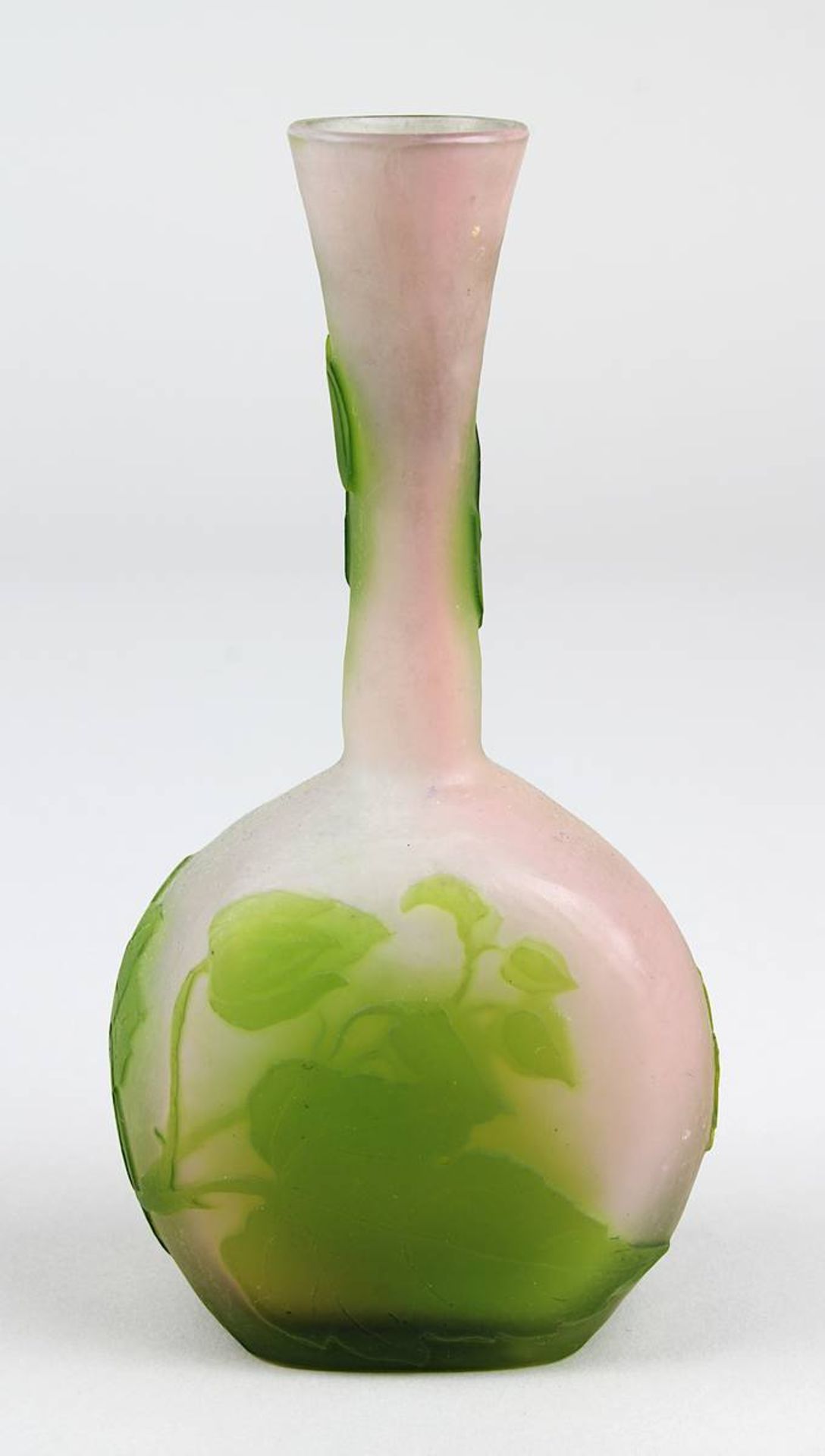 Gallé Miniatur-Jugendstil-Vase mit Hibiskusdekor, Nancy 1906-14, runder Klarglaskorpus mit - Image 3 of 4