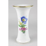 Vase Meissen 2. Hälfte 20. Jh., in Spindelform, Dekor Blumenbouquet und Streublumen, Goldränder,