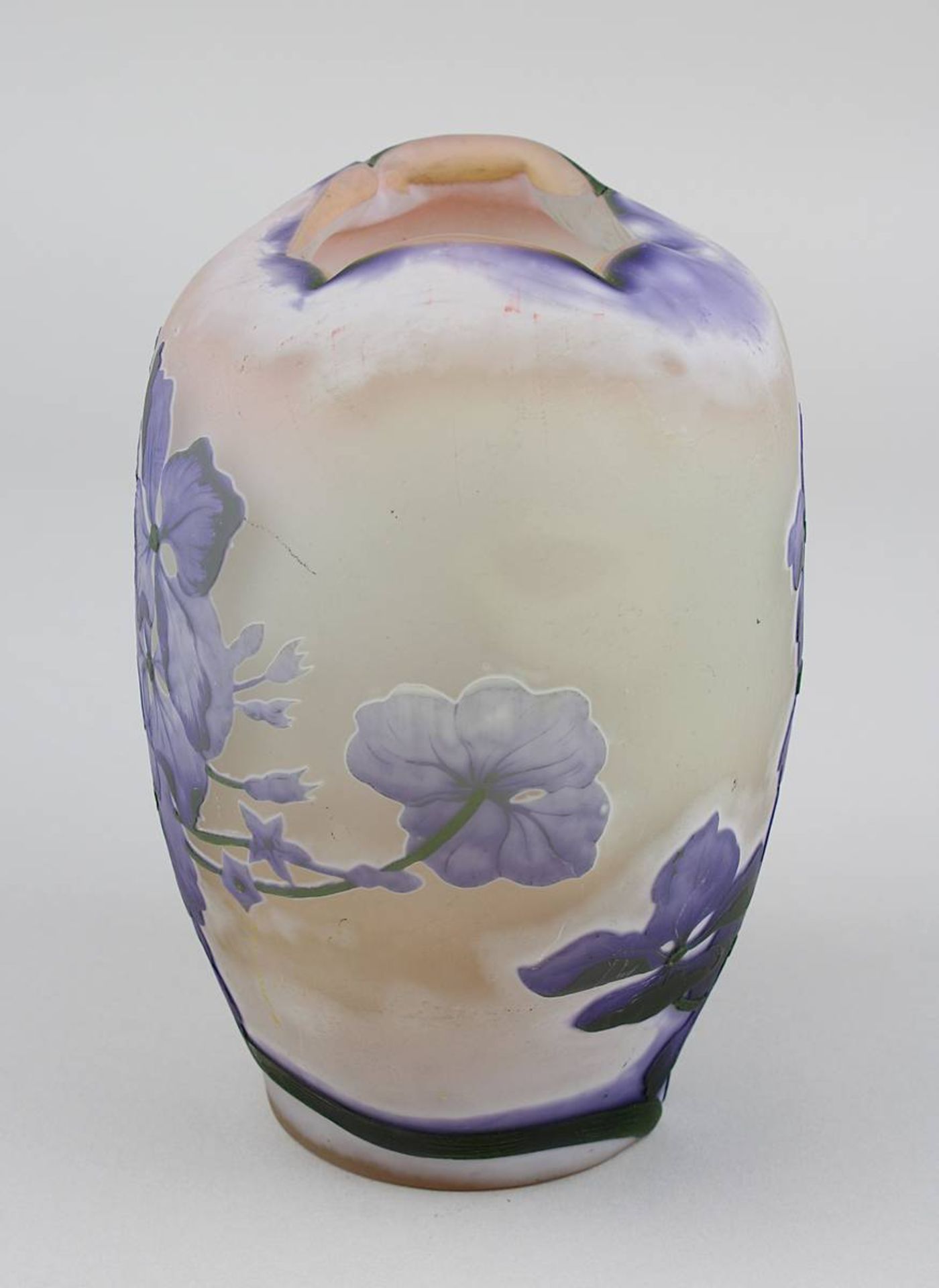 Gallé Jugendstil-Vase mit Hortensienmotiv, Nancy 1906-14, matt geätzer Klarglaskorpus in runder Form - Image 2 of 4