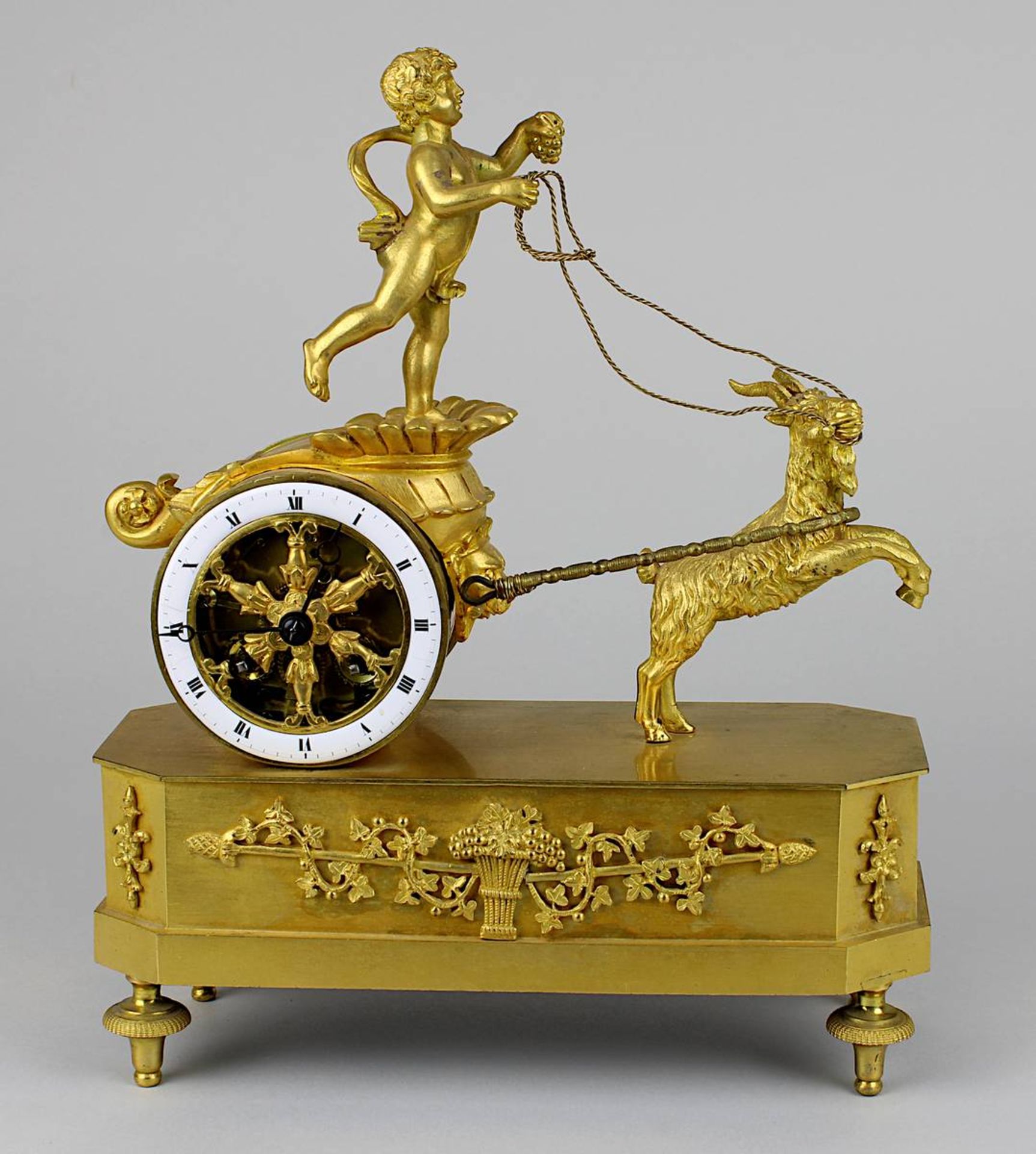 Empire-Bronzeuhr vergoldet, Gahäuse in Form eines zweirädrigen Streitwagens mit lenkendem Knaben und - Bild 2 aus 8