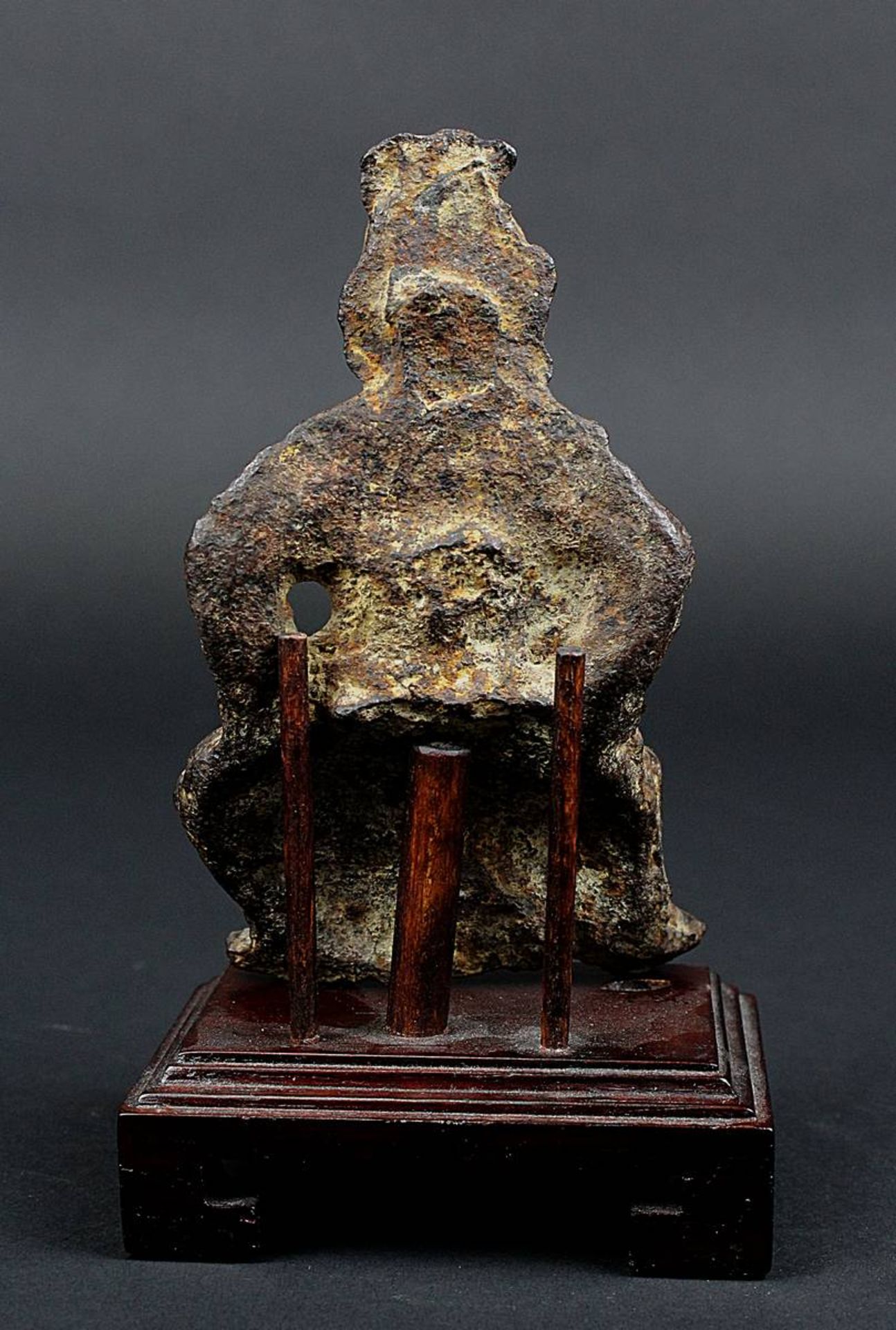 Kleine Wächterfigur aus Eisen, China, Ming-Zeit, plastische Figur eines sitzenden Wächters, mit - Image 3 of 4