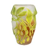Gallé Jugendstil-Vase mit Ahornmotiv, Nancy 1904-06, matt geätzter Klarglaskorpus innen mit partiell
