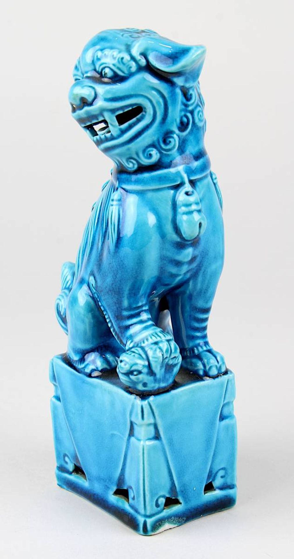 Kleiner Fo-Hund aus Porzellan, China 20. Jh., Porzellan, weißer Scherben, türkisblau glasiert, Höhe  - Bild 2 aus 4