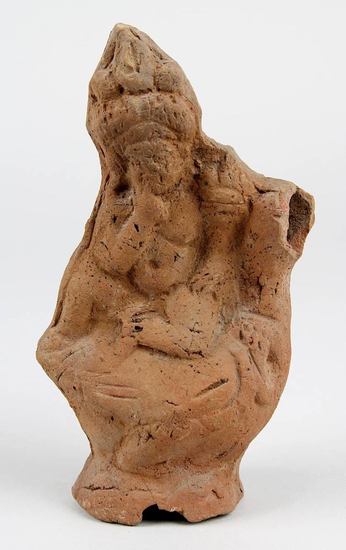 Harpokrates-Figur aus Terrakotta, Ägypten, wohl ptolemäisch um 100 v. Chr., Harpokrates auf einer Ga