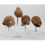 4 Kopf-Fragmente von Terracotta-Hohlfiguren der Isis und des Harpokrates, Ägypten, ptolemäisch /