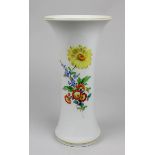 Meissen Vase mit Dekor Deutsche Blume, Porzellan weißer Scherben, polychrom auf Glasur bemalt, im