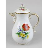 Meissen Kaffeekanne Dekor Deutsche Blume, Porzellan weißer Scherben, polychrom auf Glasur bemalt,