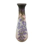 Gallé Jugendstil-Vase mit Glyziniendekor, Nancy 1906 - 1914, keulenförmiger Klarglaskorpus, innen