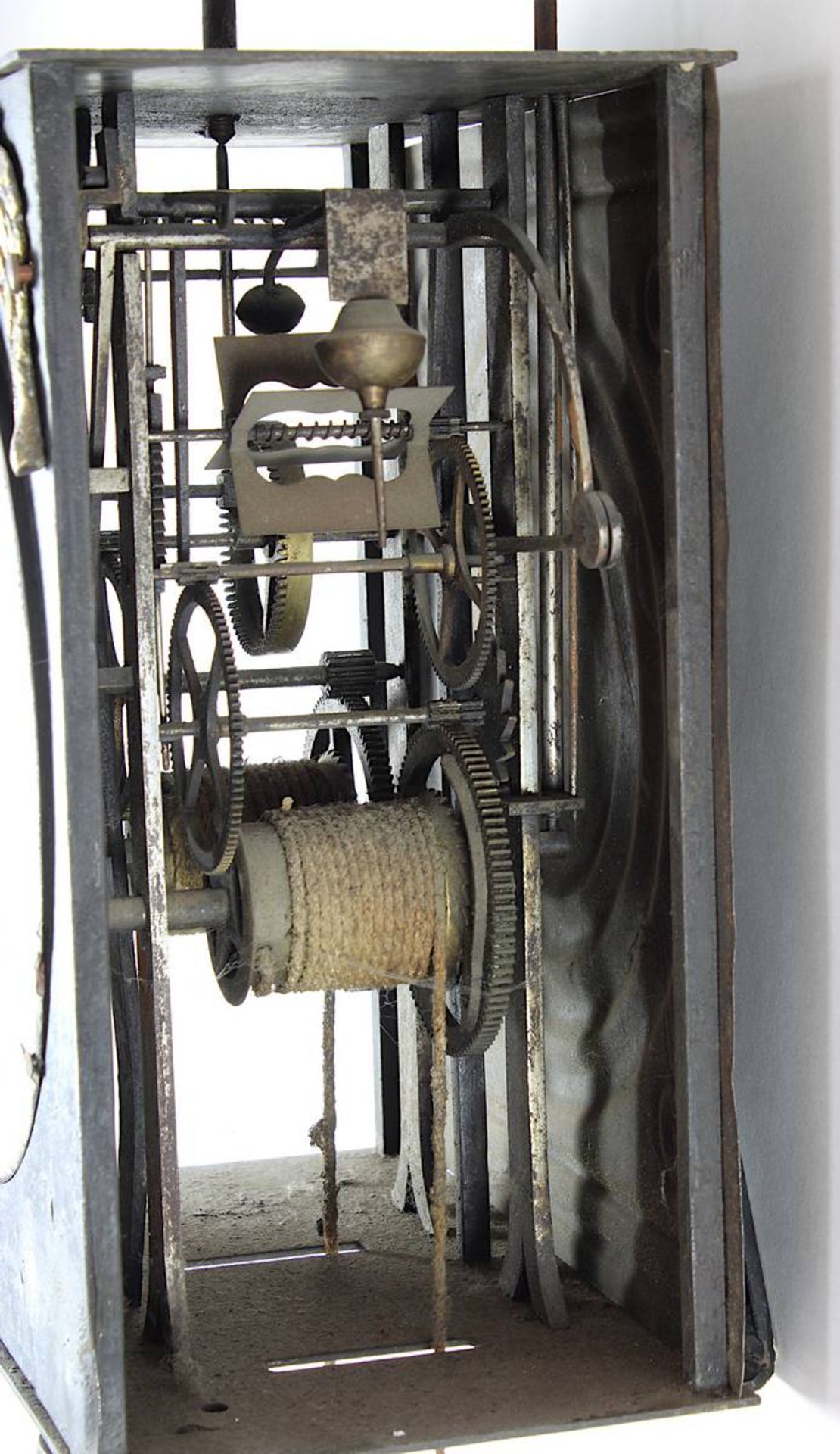 Comtoise mit Glocke und Spindelwerk, Frankreich Anf. 19. Jh., Eisengehäuse, weißes emailliertes Ziff - Bild 2 aus 2