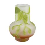 Gallé Miniatur-Jugendstil-Vase mit Ahornmotiv, Nancy 1904-06, matt geätzter Klarglaskorpus innen mit
