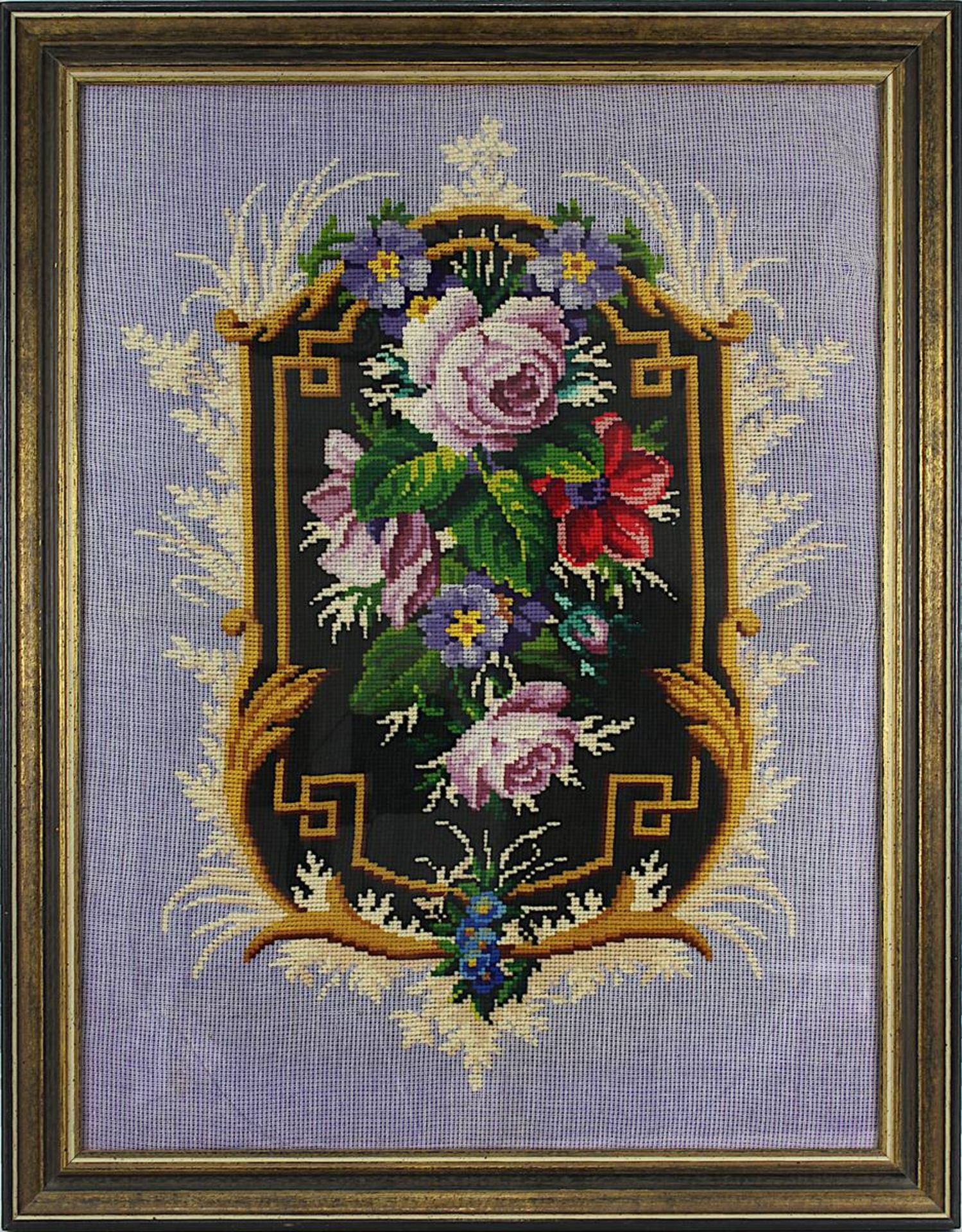 Stickbild, wohl Frankreich 19. Jh., auf Stramin, farbige Stickerei einer Kartusche mit Rosen, Blatt-