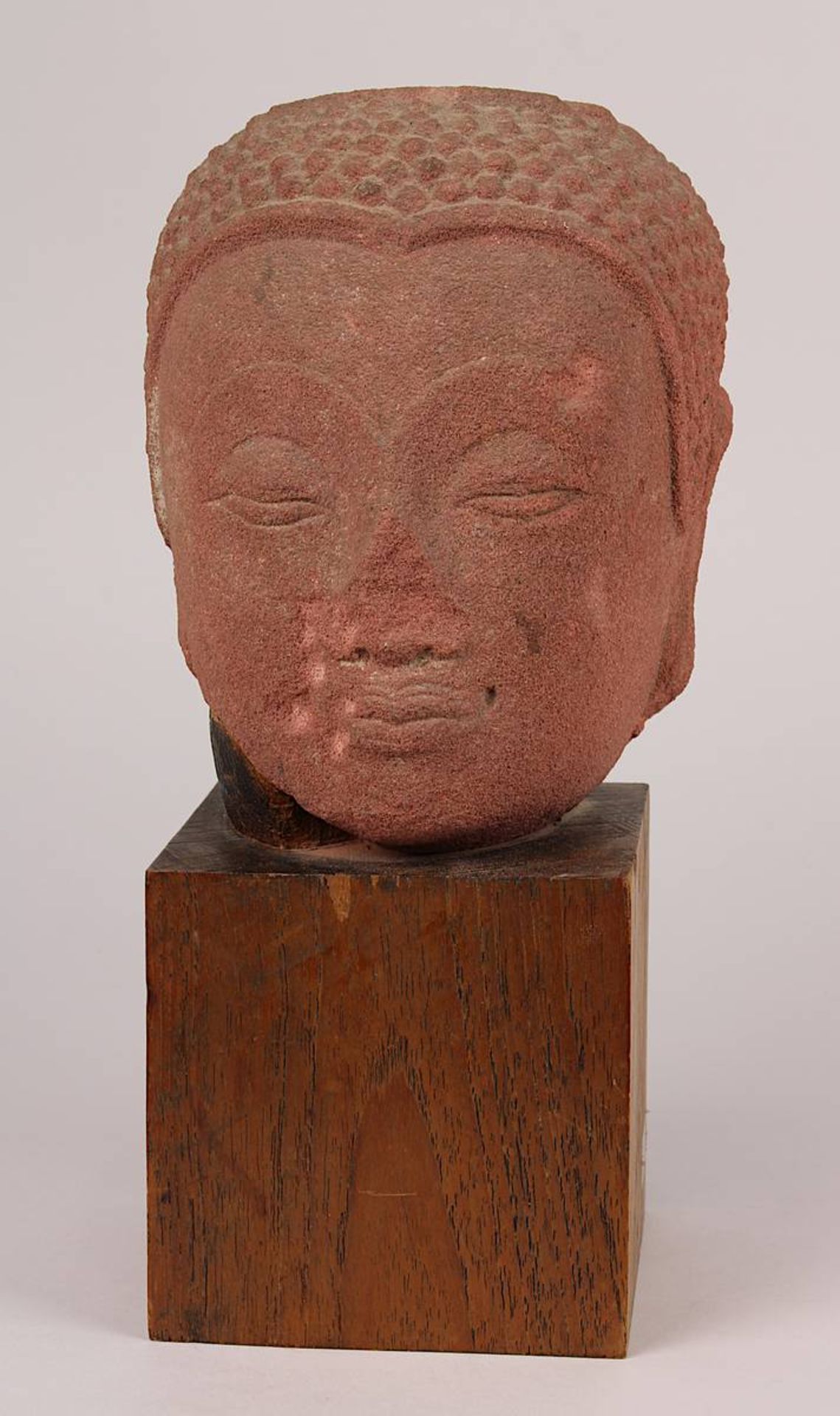 Kopf des Buddha, Thailand, Ayutthaya, 16./17. Jh., roter Sandstein, wohl aus größerem Zusammenhang,  - Bild 2 aus 7