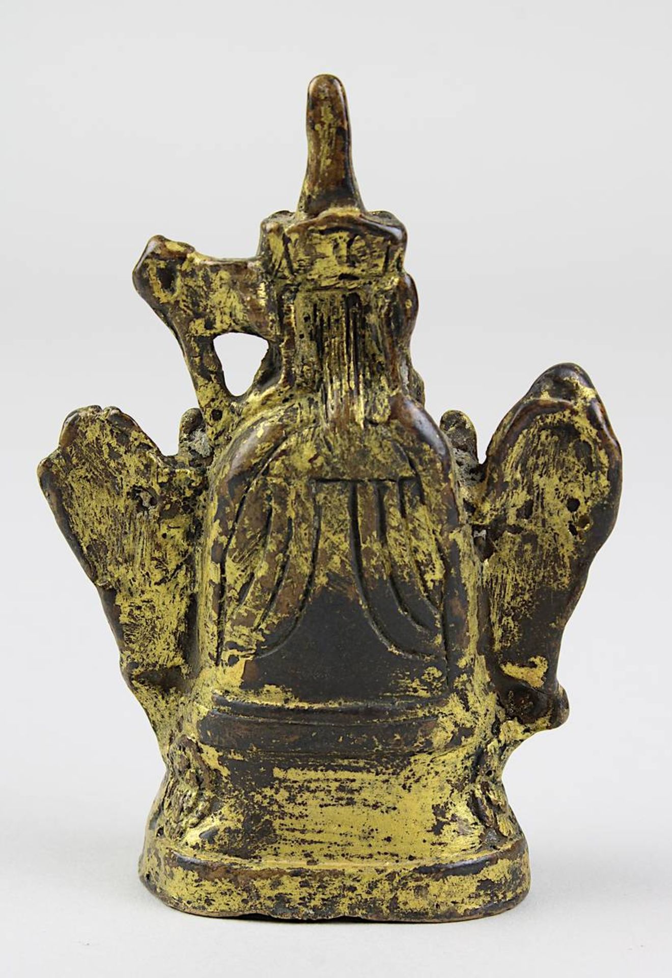 Padmasambhava, Bronze vergoldet, Tibet 7./18. Jh., Figur des Guru Rimpoche mit Federhut, auf einem L - Bild 3 aus 4