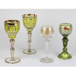 Vier verschiedene Weinrömer, zwei von Franz Heide, Steinschönau um 1930, Klarglas, Kuppa mit grün-