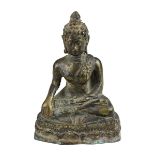 Buddha, Thailand, Bronzefigur im Mon-Dvaravati-Stil, sitzender Buddha in meditierender Haltung auf
