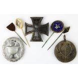Kleines Konvolut Auszeichnungen, Orden u. Nadeln Deutsches Reich 1914/18 u. später: Eisernes Kreuz