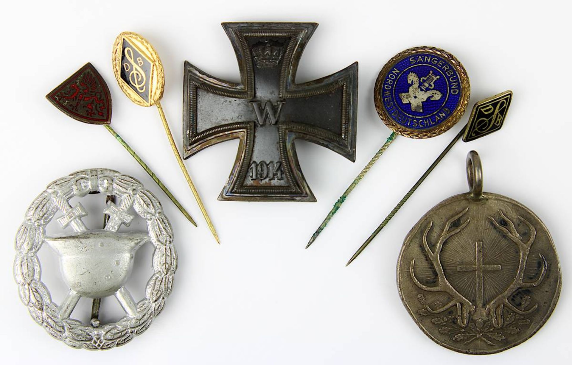 Kleines Konvolut Auszeichnungen, Orden u. Nadeln Deutsches Reich 1914/18 u. später: Eisernes Kreuz